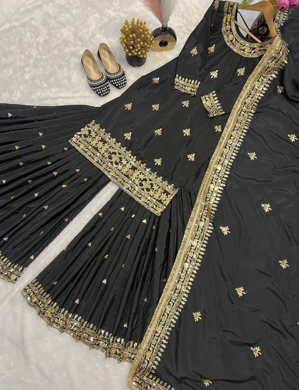 कढ़ाई अनुक्रम कार्य के साथ पार्टी पहनने सुंदर सूट