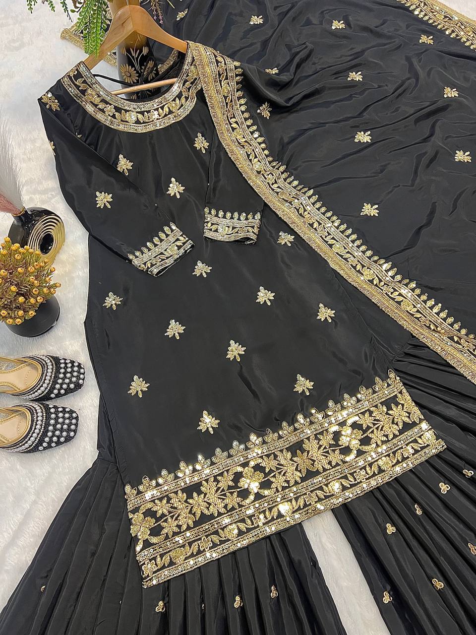 कढ़ाई अनुक्रम कार्य के साथ पार्टी पहनने सुंदर सूट