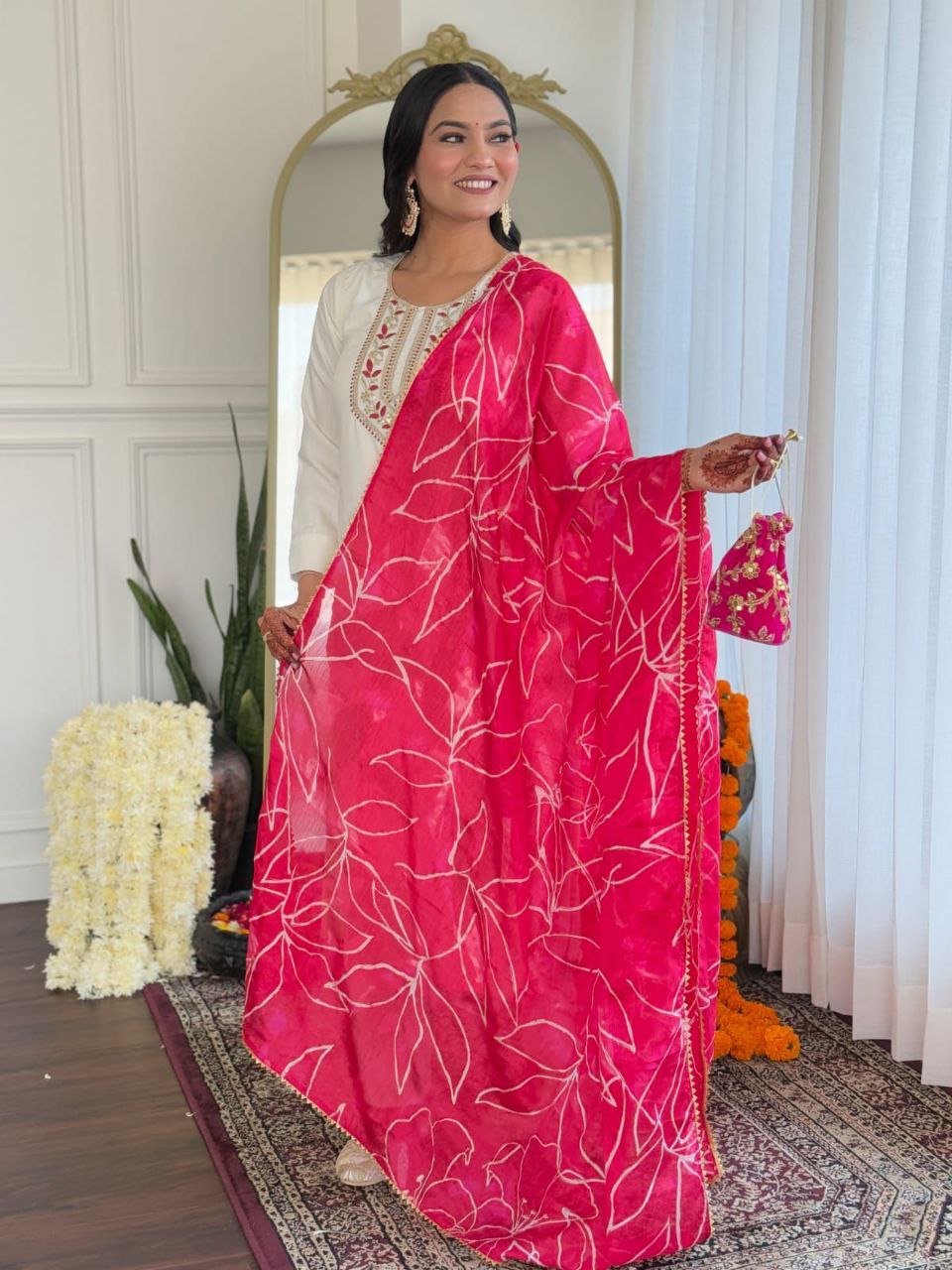 पार्टी वियर लुक: दुपट्टे के साथ टॉप और बॉटम में खूबसूरत दिखें