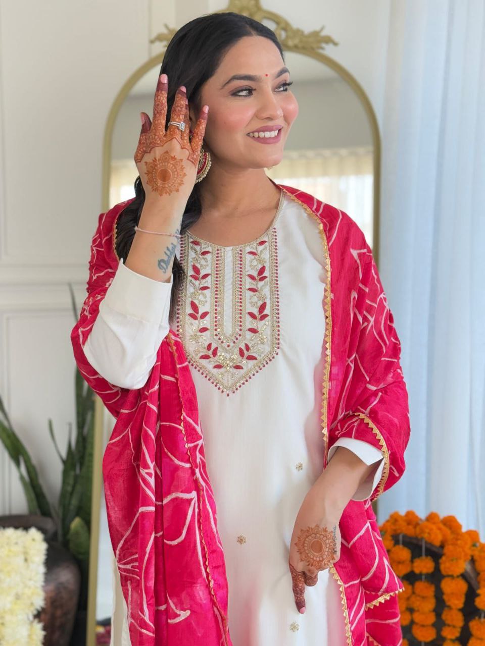 पार्टी वियर लुक: दुपट्टे के साथ टॉप और बॉटम में खूबसूरत दिखें