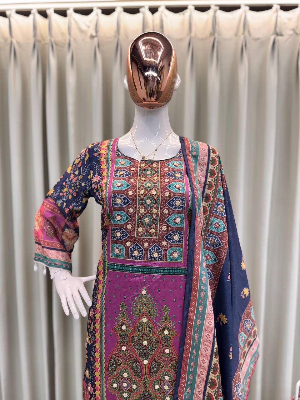 पार्टी में पहनने के लिए सुंदर टॉप और बॉटम दुपट्टे के साथ