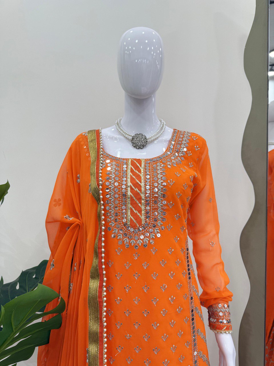 धागे और सीक्वेंस वर्क के साथ डिज़ाइनर टॉप-बॉटम और दुपट्टा