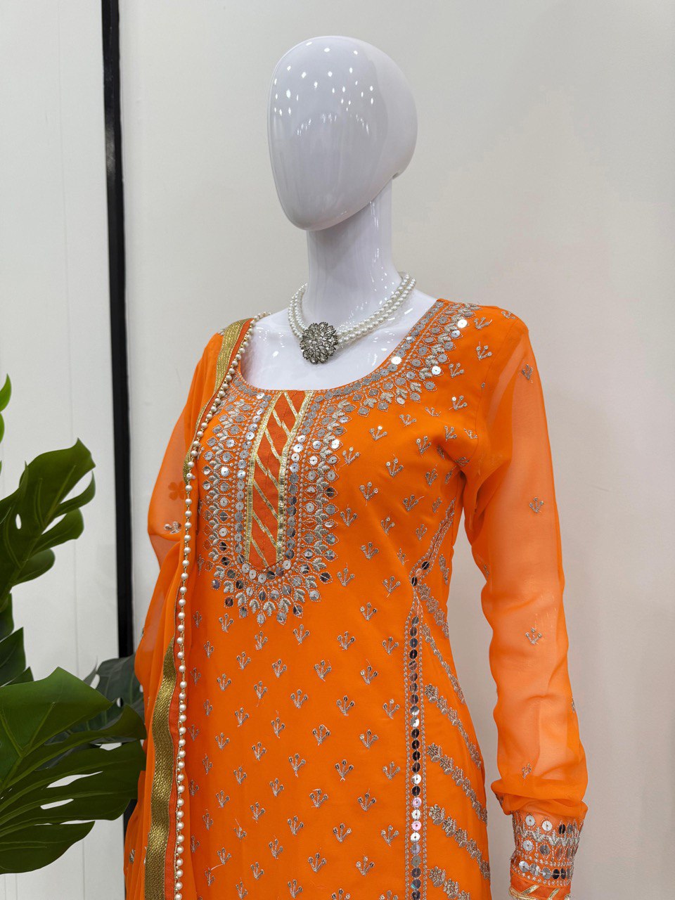 धागे और सीक्वेंस वर्क के साथ डिज़ाइनर टॉप-बॉटम और दुपट्टा