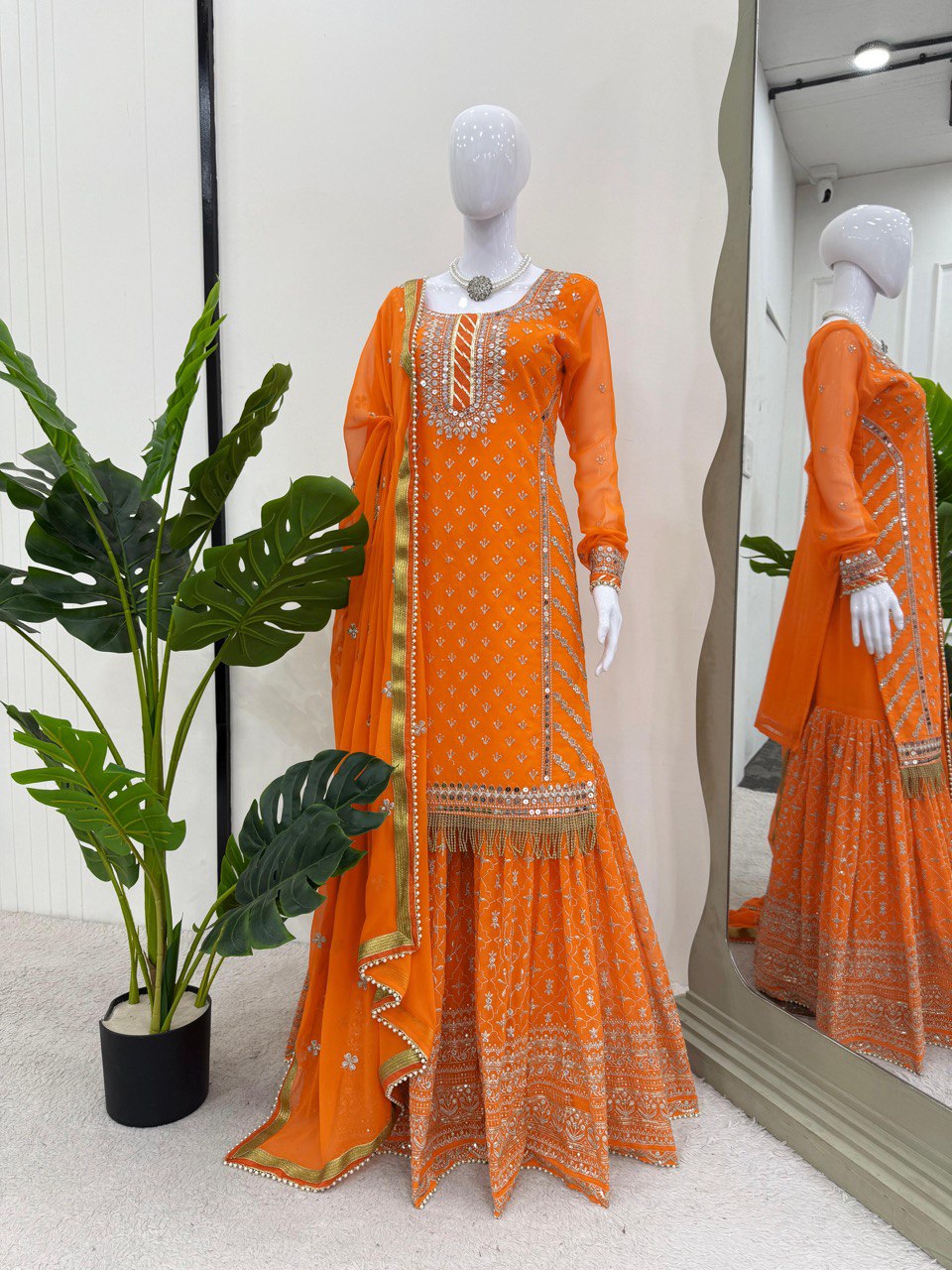 धागे और सीक्वेंस वर्क के साथ डिज़ाइनर टॉप-बॉटम और दुपट्टा