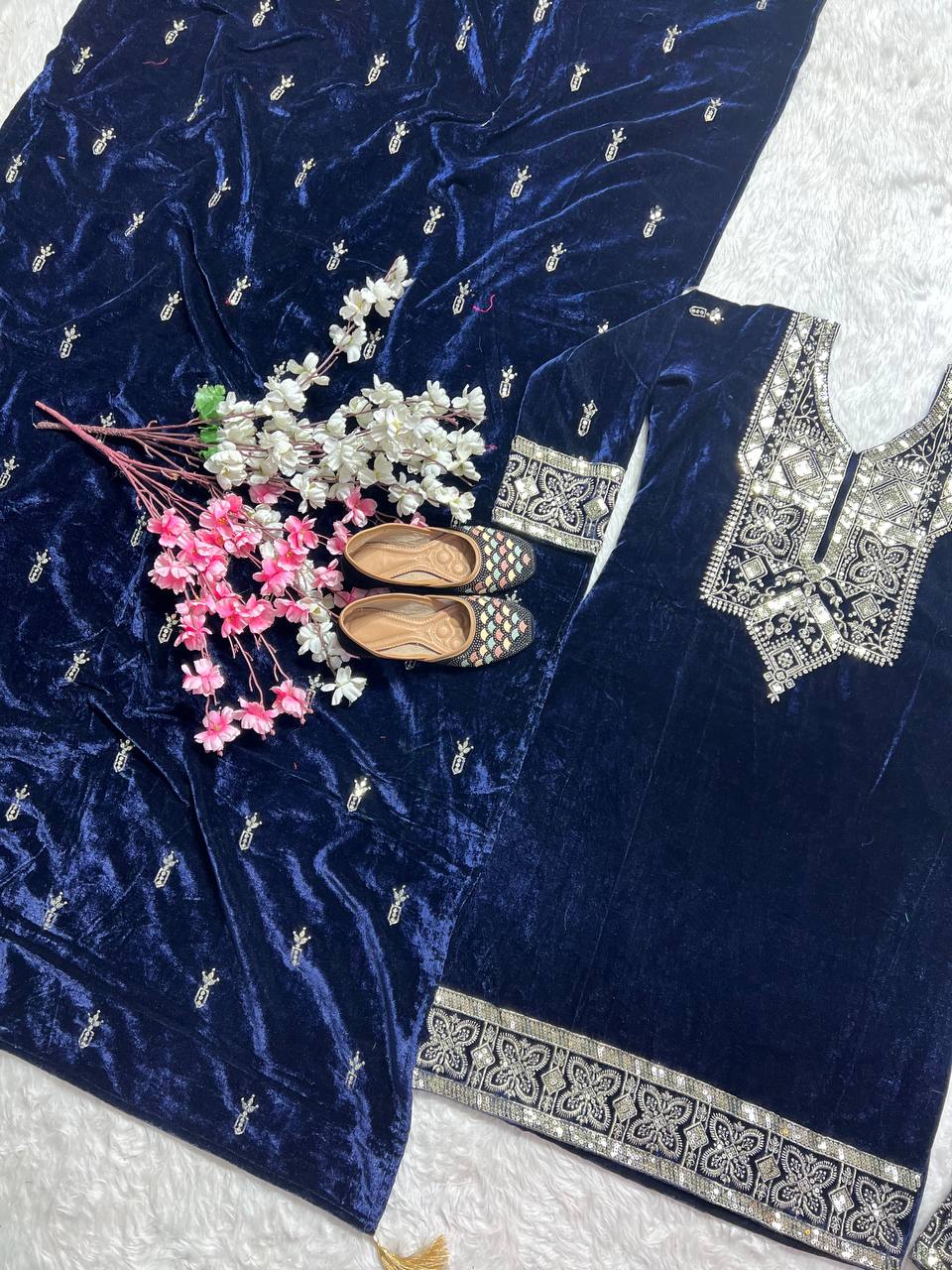 कढ़ाई अनुक्रम कार्य के साथ पार्टी वियर सूट सेट