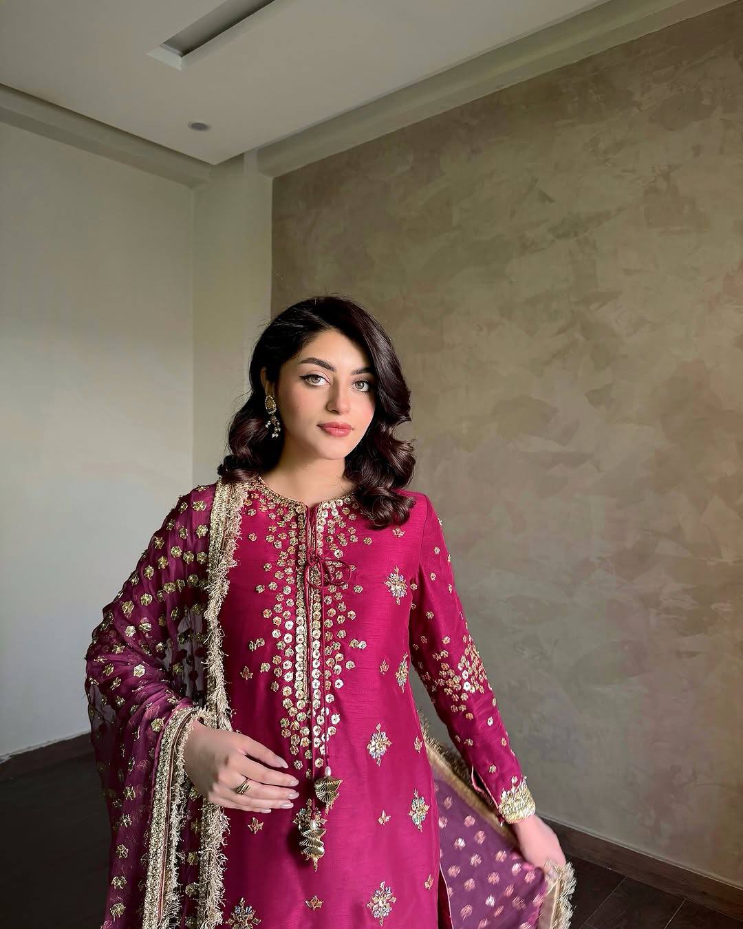 ज़री और सेक्विन कढ़ाई के काम के साथ डिज़ाइनर पार्टी वियर सूट सेट