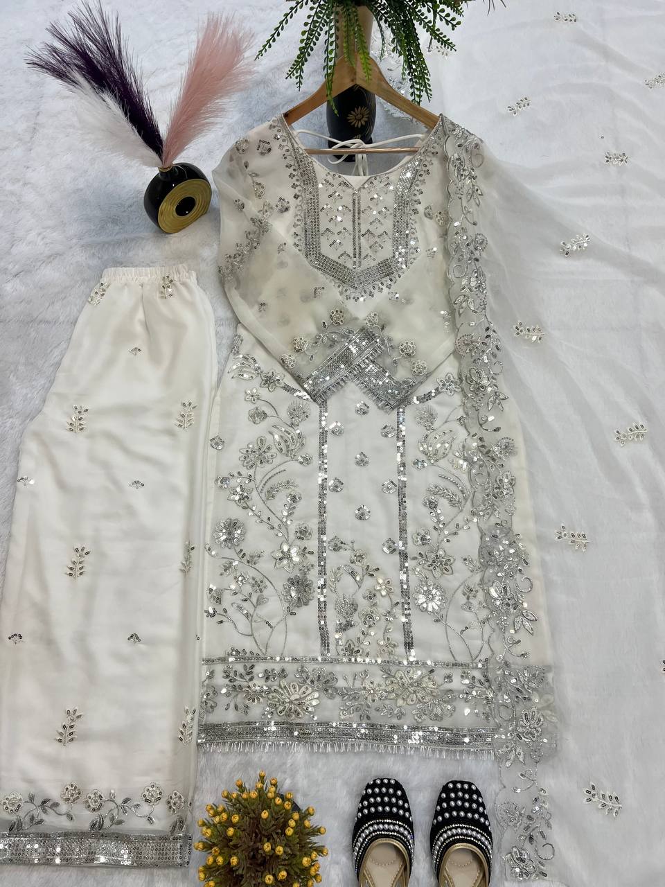 कढ़ाई के काम के साथ डिज़ाइनर टॉप-बॉटम और दुपट्टा