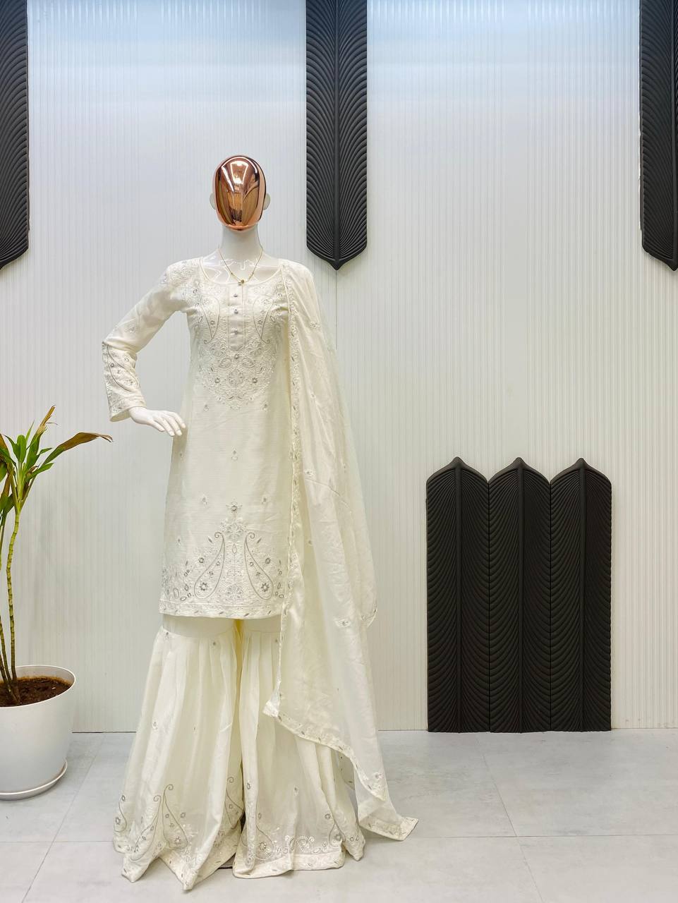 सीक्वेंस एम्ब्रॉयडरी वर्क के साथ पार्टी वियर डिज़ाइनर सूट सेट