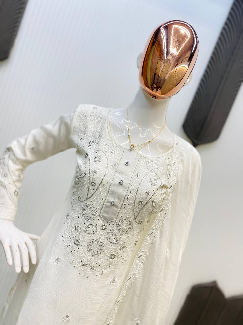 सीक्वेंस एम्ब्रॉयडरी वर्क के साथ पार्टी वियर डिज़ाइनर सूट सेट