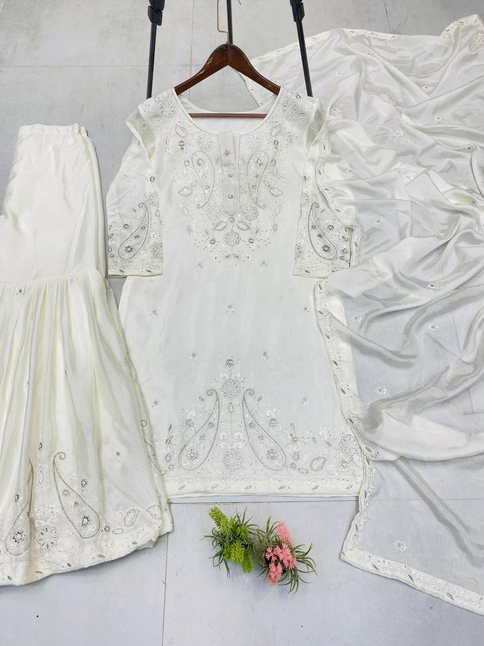 सीक्वेंस एम्ब्रॉयडरी वर्क के साथ पार्टी वियर डिज़ाइनर सूट सेट