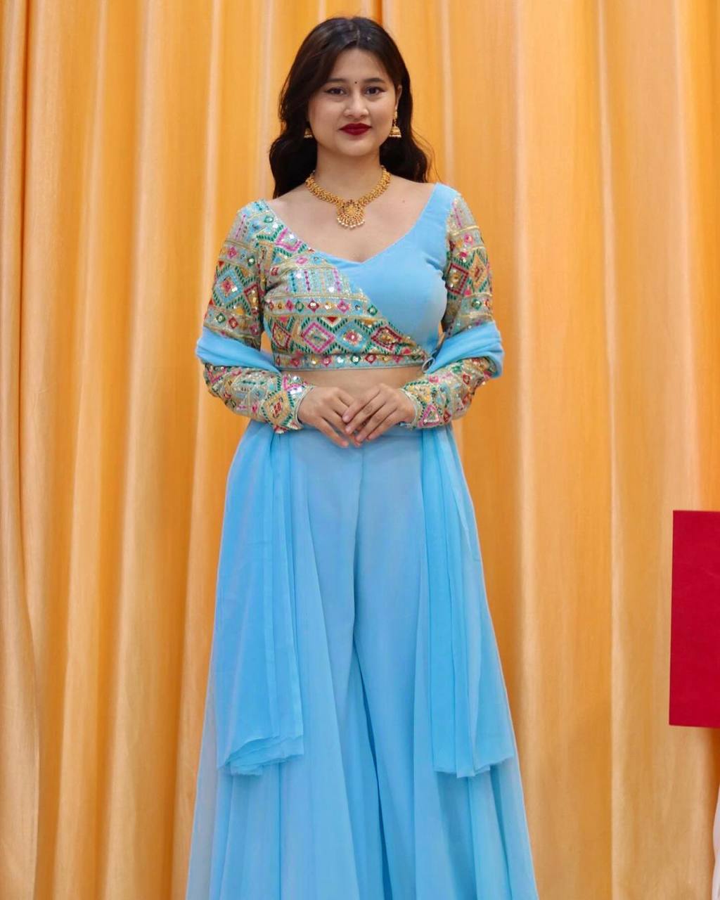 पार्टी वियर प्लाज़ो-ब्लाउज और दुपट्टा थ्रेड और सीक्वेंस वर्क के साथ