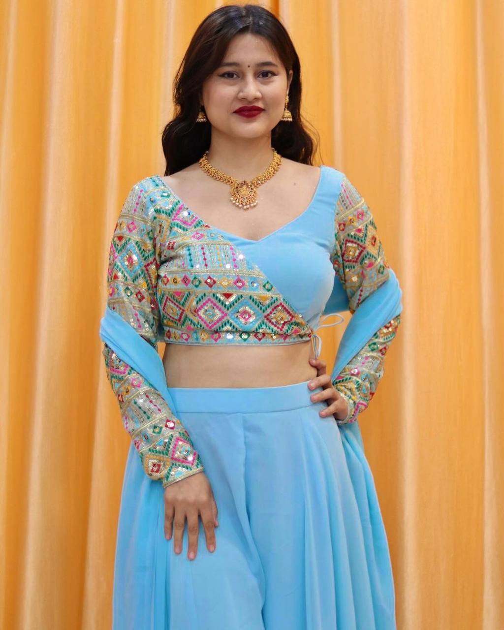 पार्टी वियर प्लाज़ो-ब्लाउज और दुपट्टा थ्रेड और सीक्वेंस वर्क के साथ