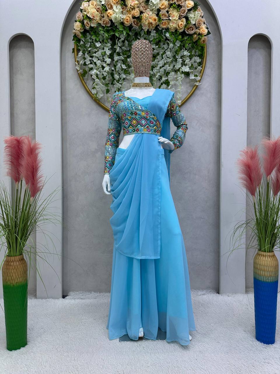 पार्टी वियर प्लाज़ो-ब्लाउज और दुपट्टा थ्रेड और सीक्वेंस वर्क के साथ