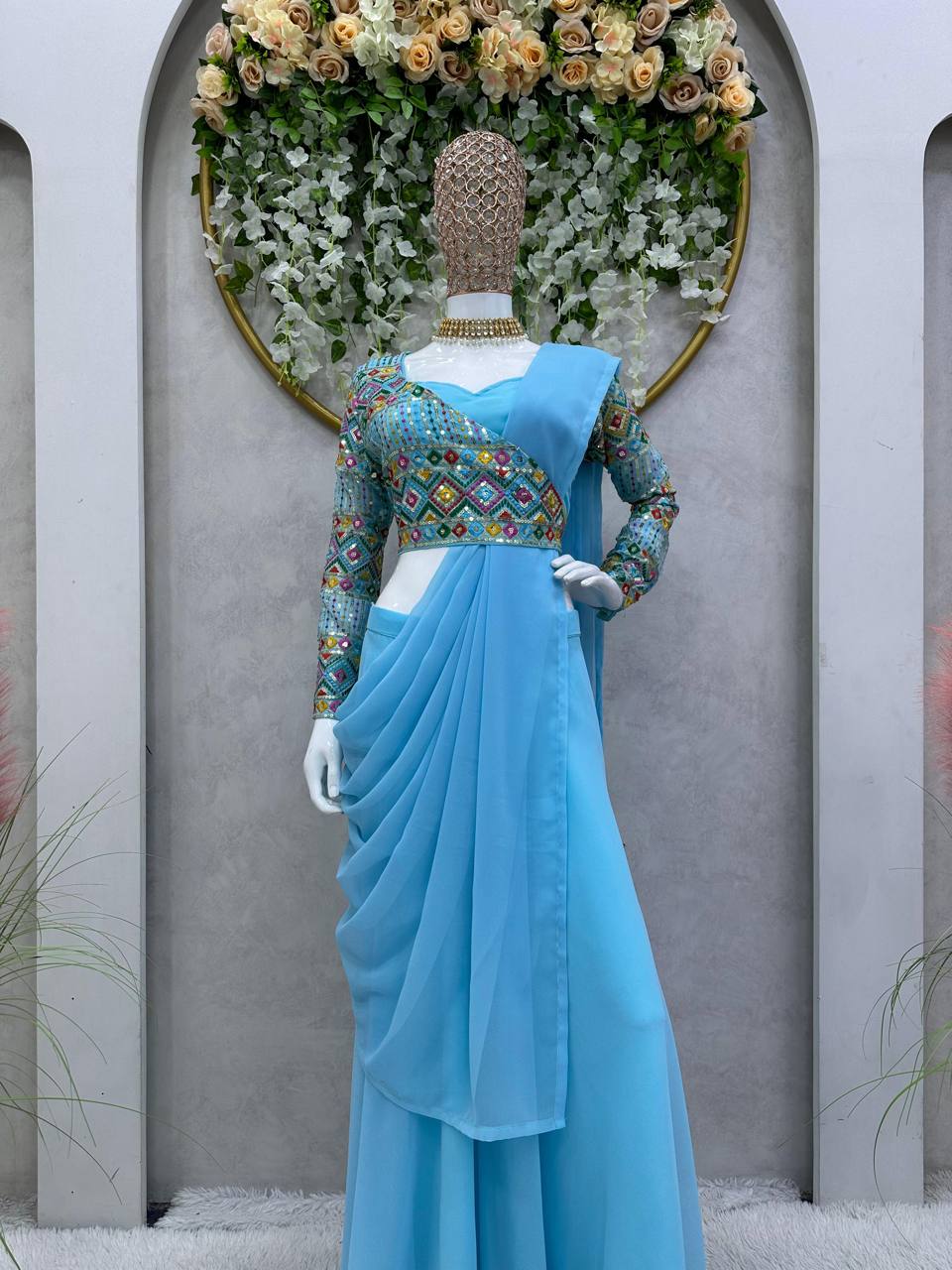 पार्टी वियर प्लाज़ो-ब्लाउज और दुपट्टा थ्रेड और सीक्वेंस वर्क के साथ