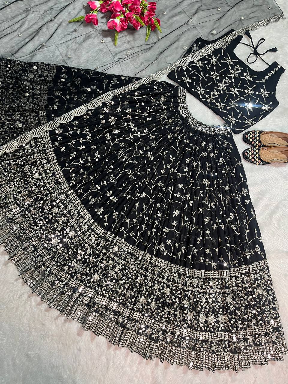 नए फैंसी स्टाइल में डिज़ाइनर पार्टी वियर लहंगा-चोली