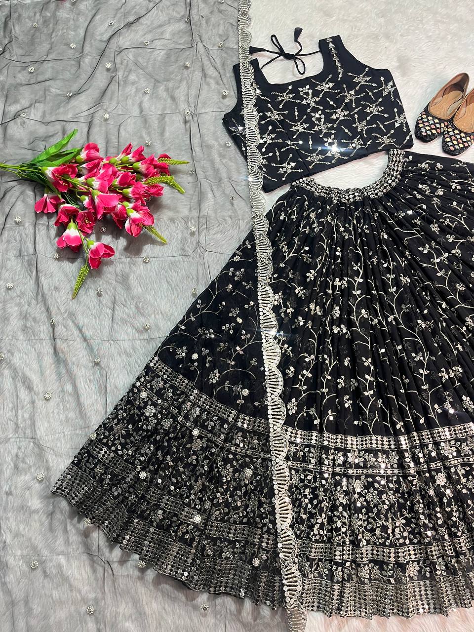 नए फैंसी स्टाइल में डिज़ाइनर पार्टी वियर लहंगा-चोली