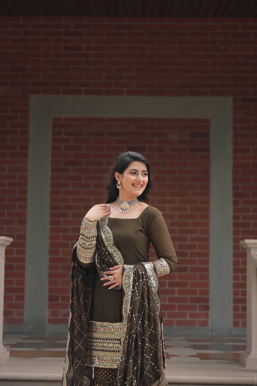 सेक्विन और धागे की कढ़ाई के साथ पार्टी वियर सूट सेट