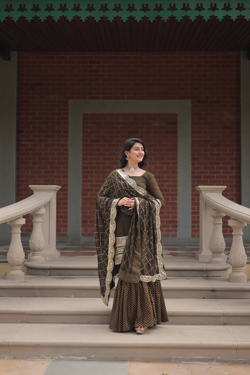 सेक्विन और धागे की कढ़ाई के साथ पार्टी वियर सूट सेट