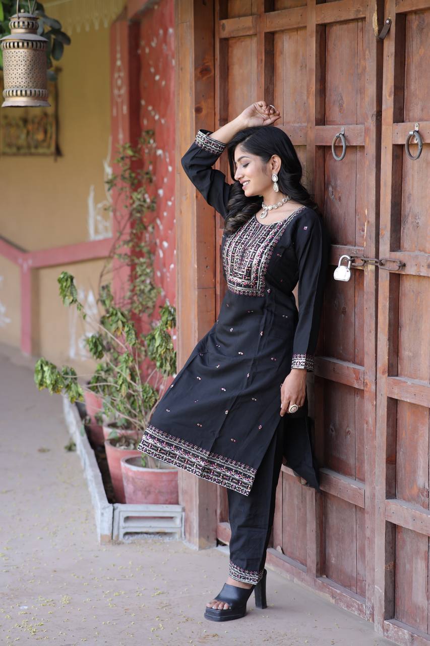 सेक्विन कढ़ाई के काम के साथ पार्टी वियर टॉप और बॉटम