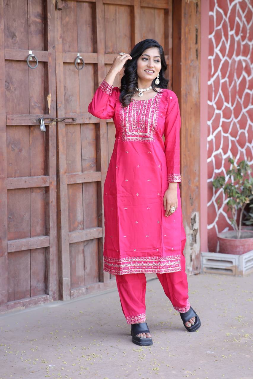 सेक्विन कढ़ाई के काम के साथ पार्टी वियर टॉप और बॉटम