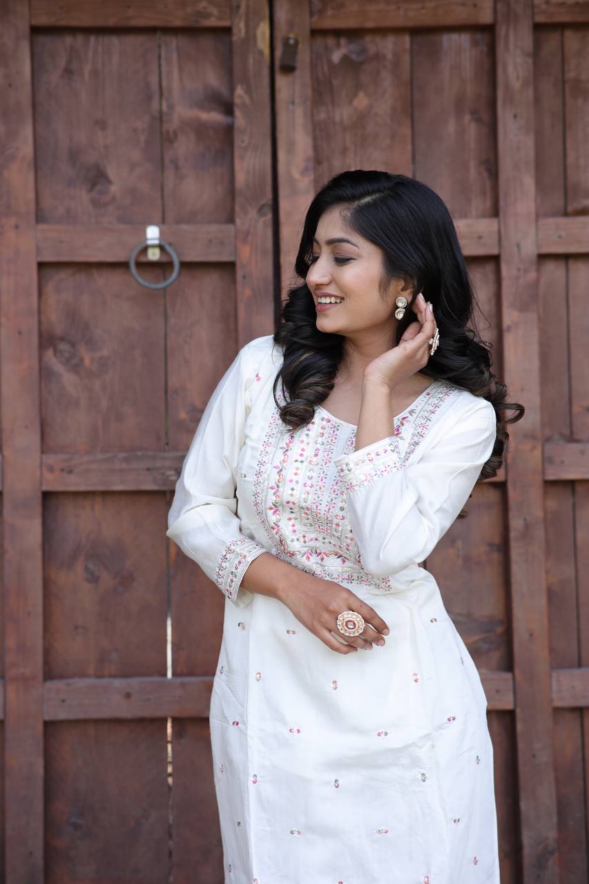 सेक्विन कढ़ाई के काम के साथ पार्टी वियर टॉप और बॉटम