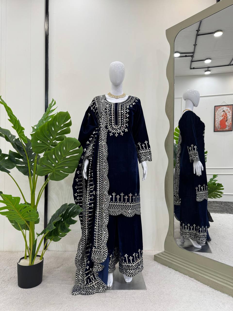 थ्रेड और सीक्वेंस वर्क वाला पार्टी वियर सूट सेट