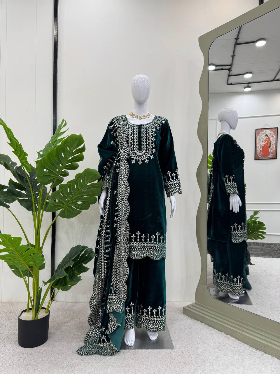 थ्रेड और सीक्वेंस वर्क वाला पार्टी वियर सूट सेट