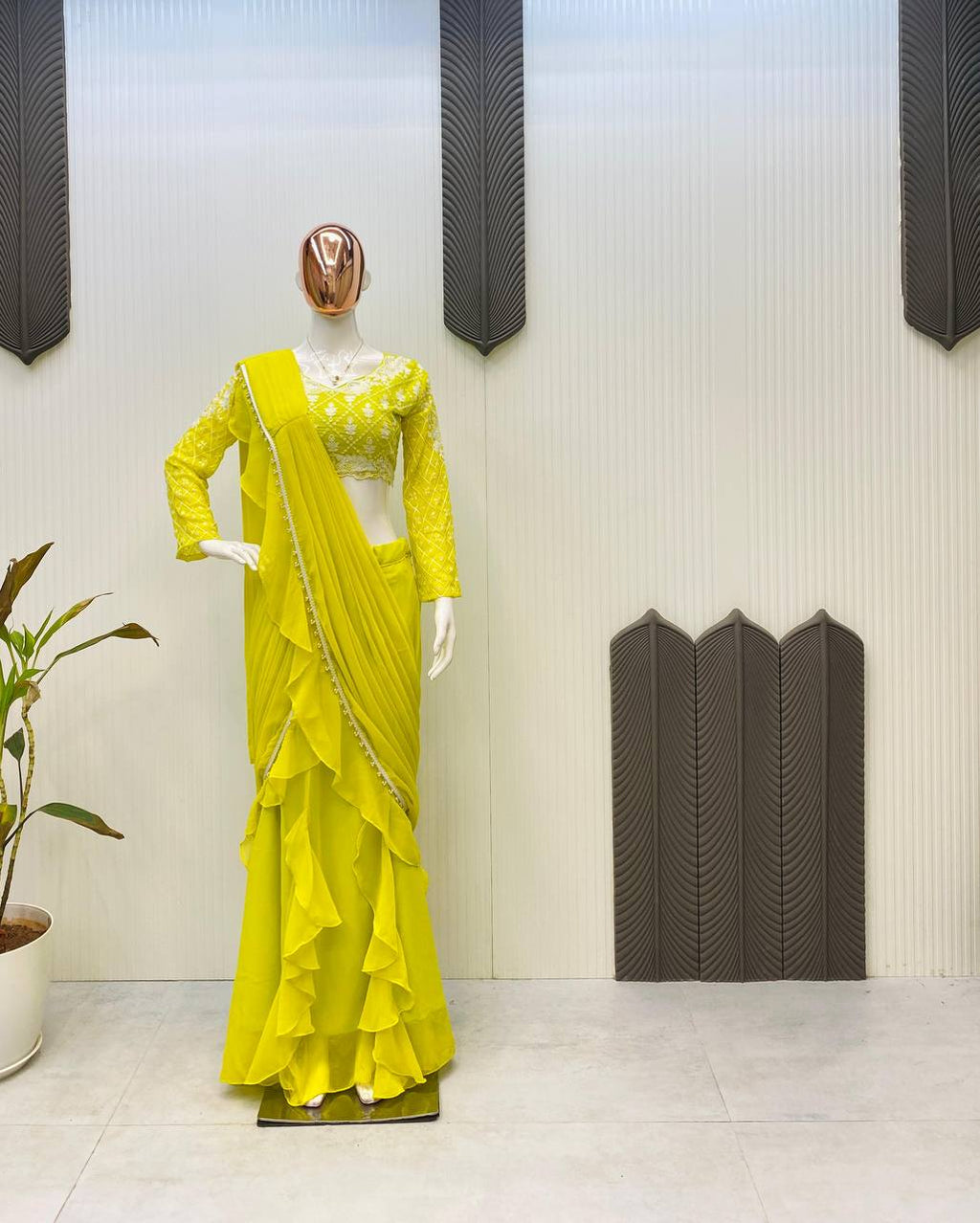 सीक्वेंस एम्ब्रॉयडरी वर्क वाली पार्टी वियर फैंसी साड़ी