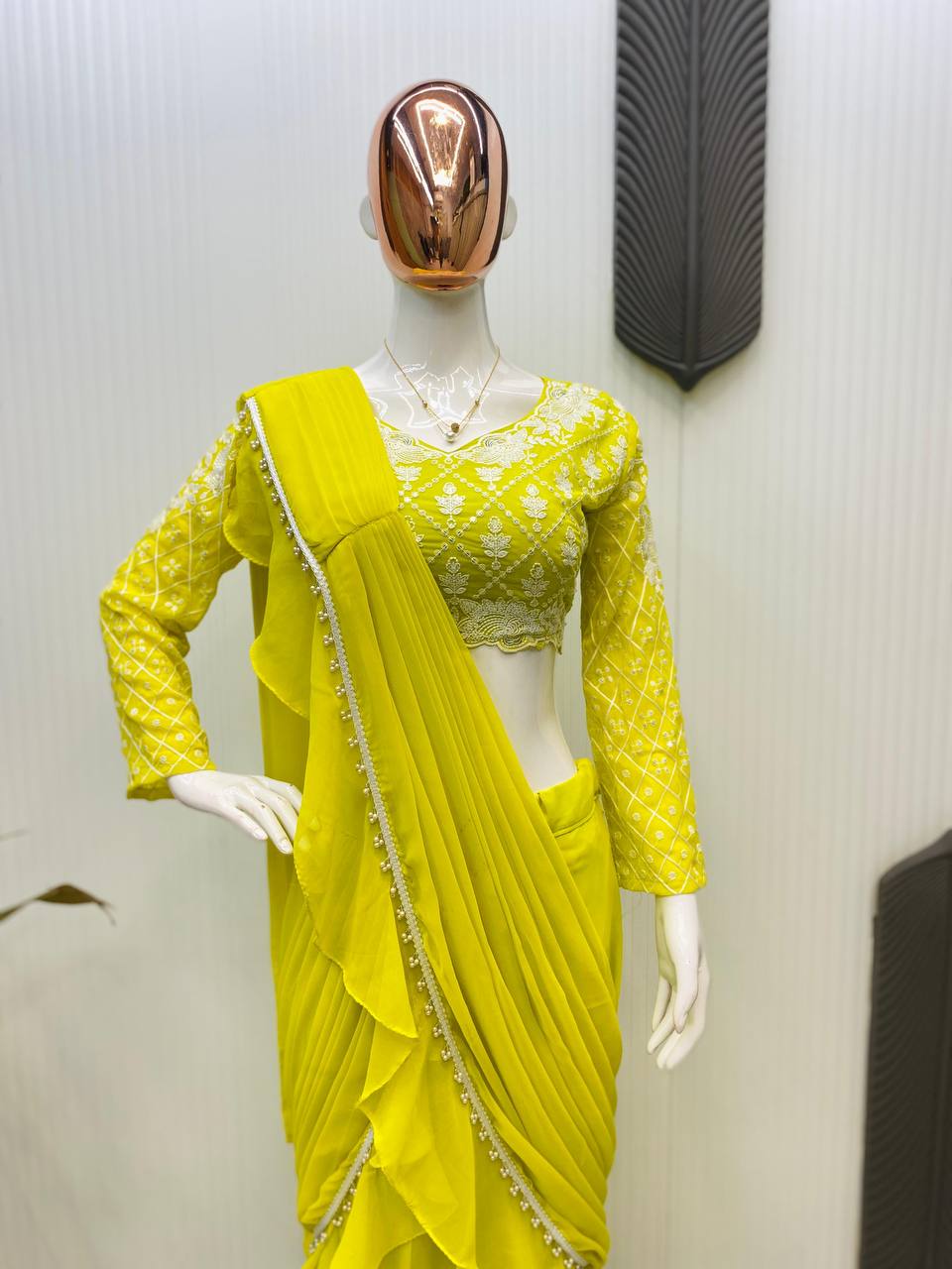 सीक्वेंस एम्ब्रॉयडरी वर्क वाली पार्टी वियर फैंसी साड़ी