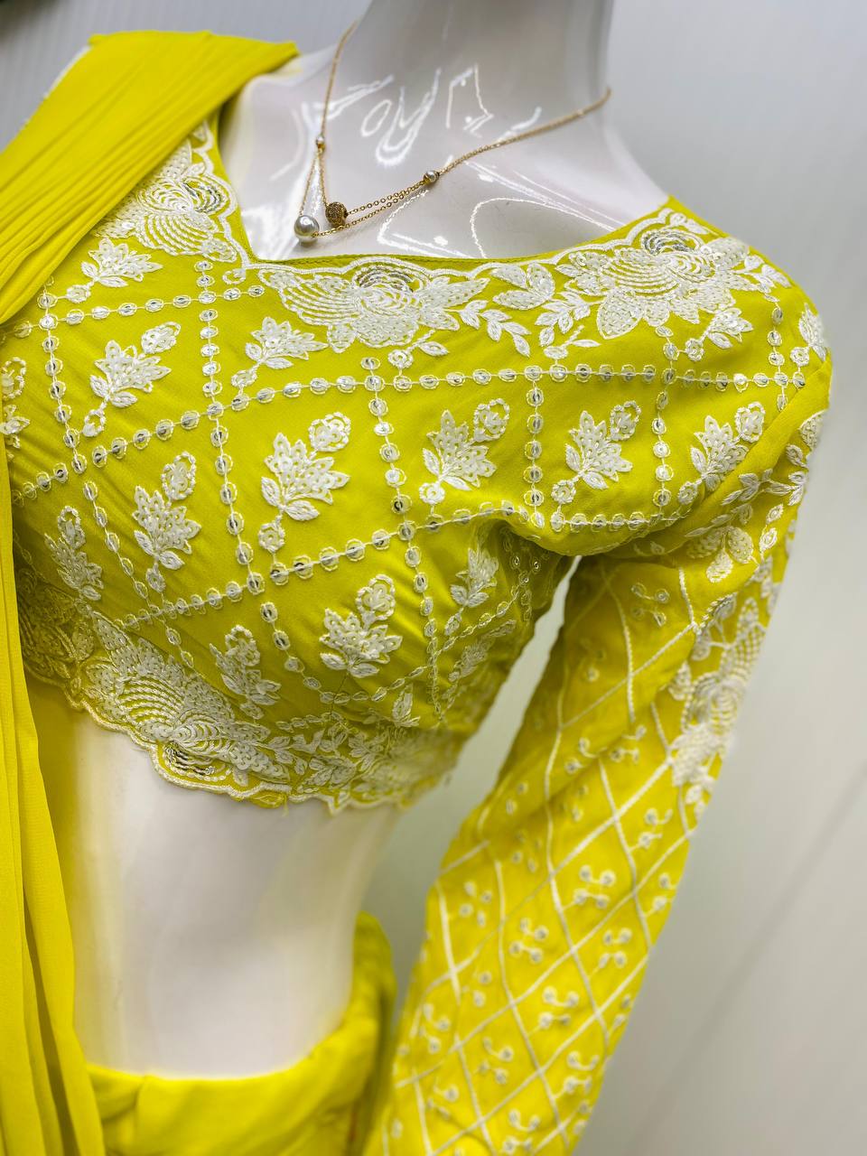 सीक्वेंस एम्ब्रॉयडरी वर्क वाली पार्टी वियर फैंसी साड़ी