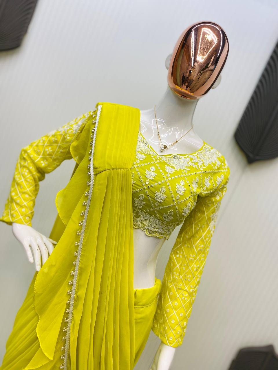 सीक्वेंस एम्ब्रॉयडरी वर्क वाली पार्टी वियर फैंसी साड़ी