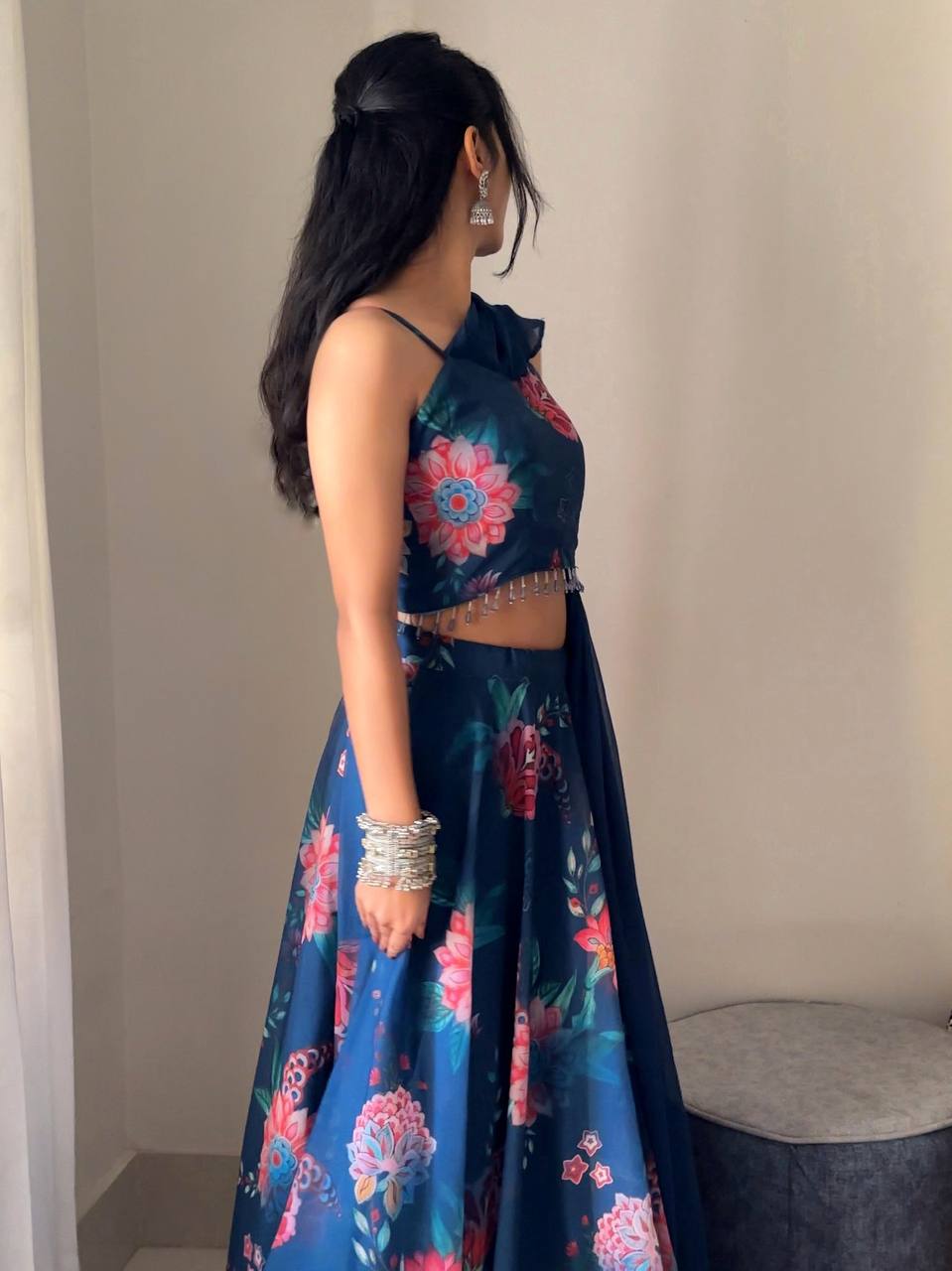 फैंसी प्रिंट के साथ डिज़ाइनर पार्टी वियर लुक लहंगा चोली