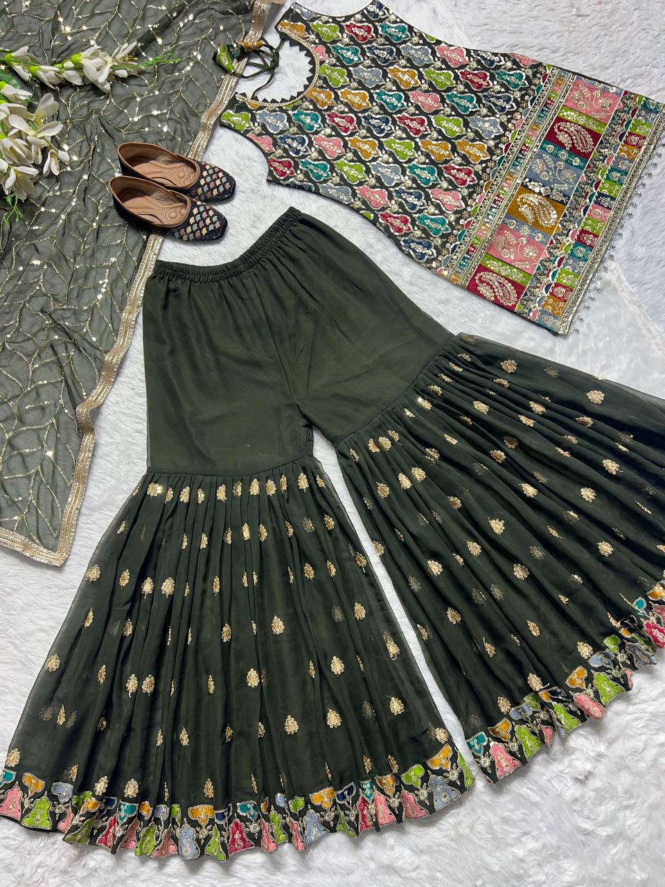 डिज़ाइनर पार्टी वियर टॉप बॉटम और दुपट्टा कढ़ाई सीक्वेंस वर्क के साथ