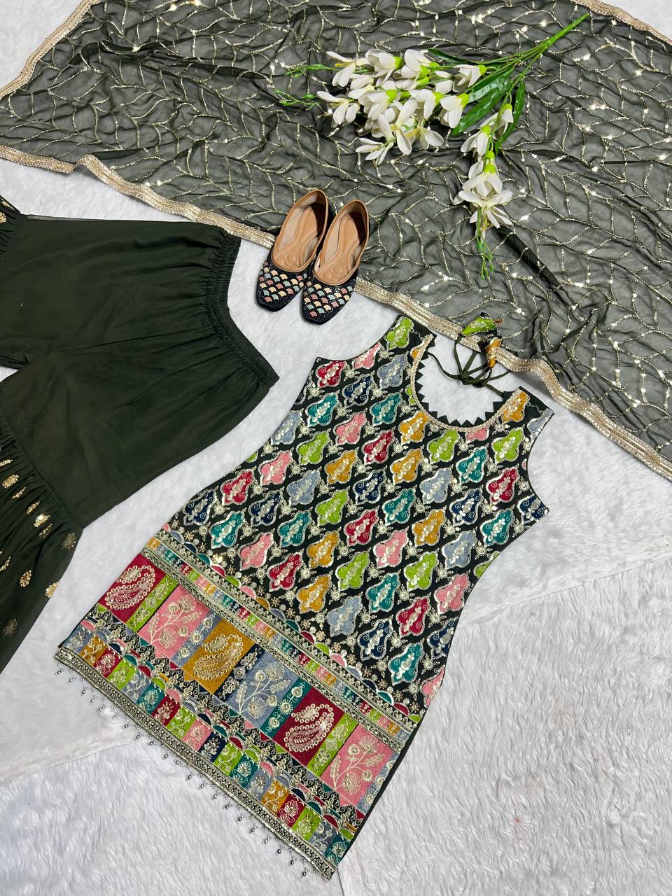 डिज़ाइनर पार्टी वियर टॉप बॉटम और दुपट्टा कढ़ाई सीक्वेंस वर्क के साथ