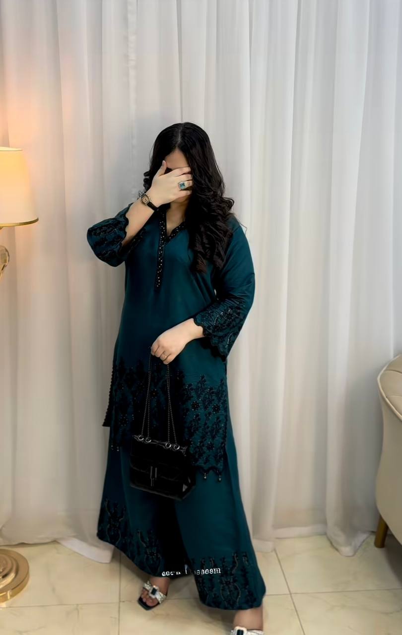 कढ़ाई अनुक्रम कार्य के साथ डिजाइनर टॉप-बॉटम और दुपट्टा