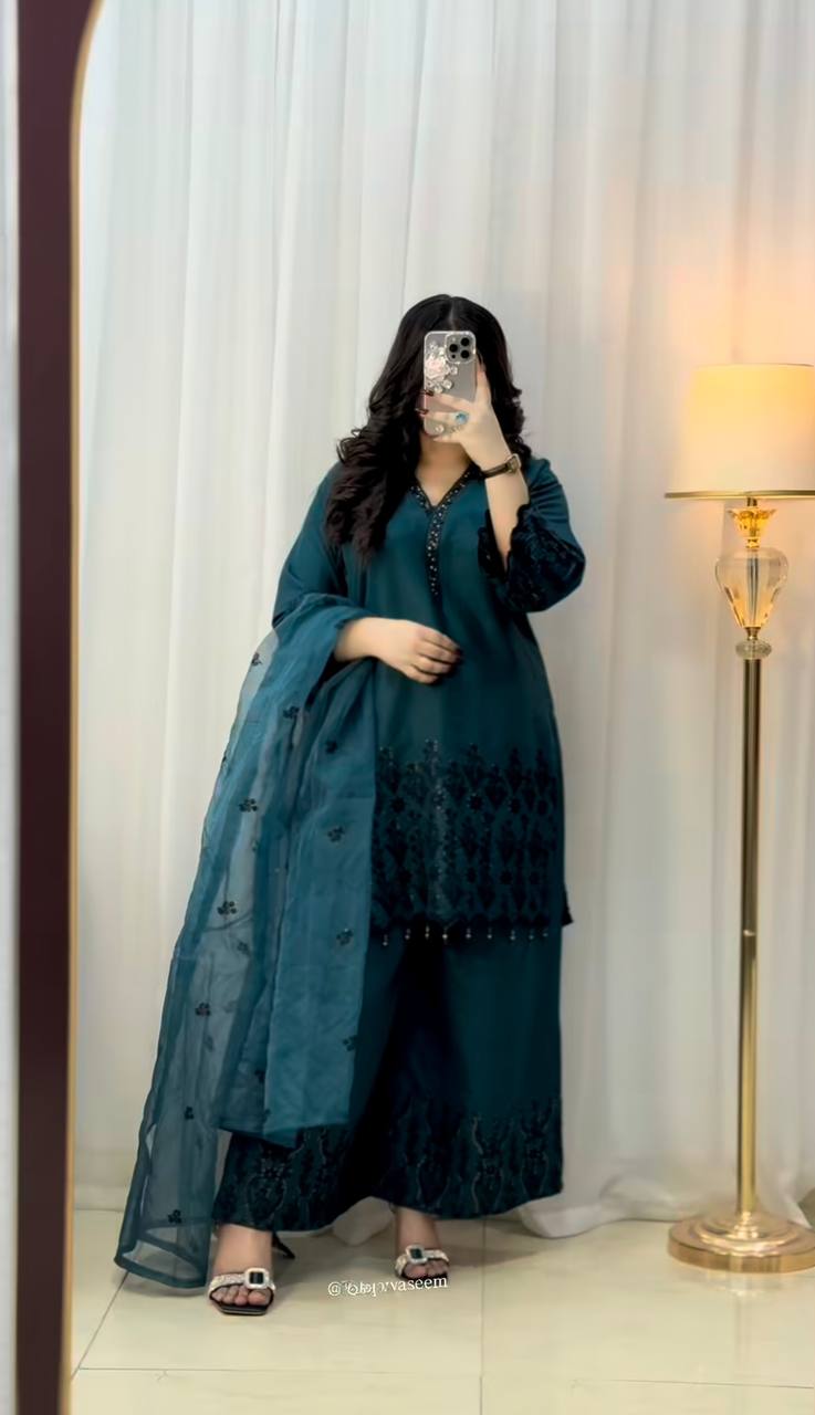 कढ़ाई अनुक्रम कार्य के साथ डिजाइनर टॉप-बॉटम और दुपट्टा