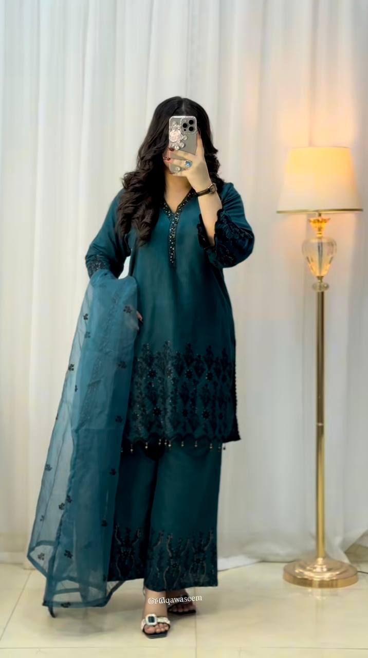 कढ़ाई अनुक्रम कार्य के साथ डिजाइनर टॉप-बॉटम और दुपट्टा