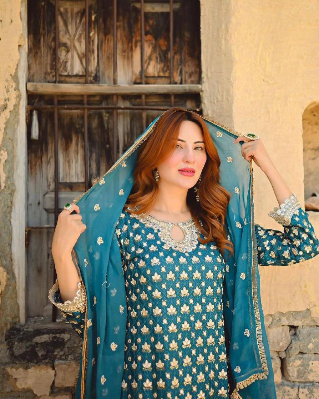 पार्टी वियर लुक डिज़ाइनर टॉप और बॉटम दुपट्टे के साथ