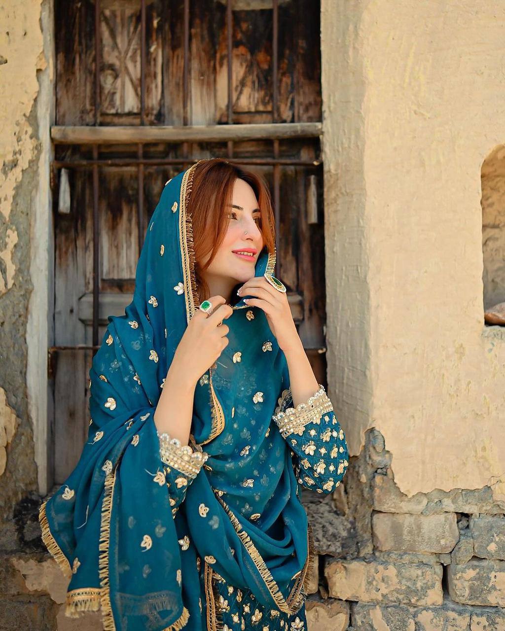 पार्टी वियर लुक डिज़ाइनर टॉप और बॉटम दुपट्टे के साथ