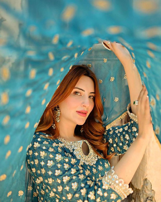 पार्टी वियर लुक डिज़ाइनर टॉप और बॉटम दुपट्टे के साथ