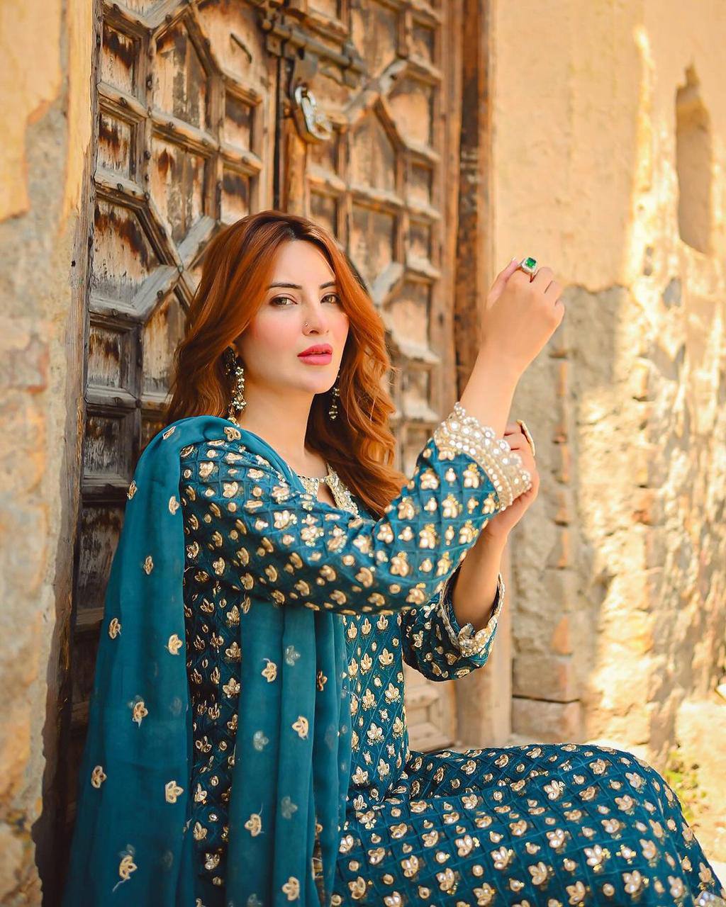 पार्टी वियर लुक डिज़ाइनर टॉप और बॉटम दुपट्टे के साथ