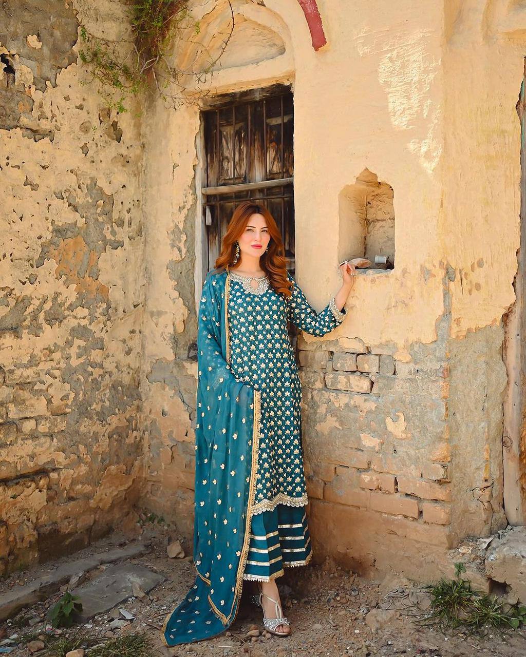 पार्टी वियर लुक डिज़ाइनर टॉप और बॉटम दुपट्टे के साथ