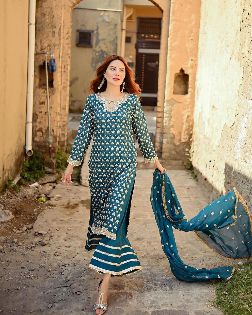 पार्टी वियर लुक डिज़ाइनर टॉप और बॉटम दुपट्टे के साथ