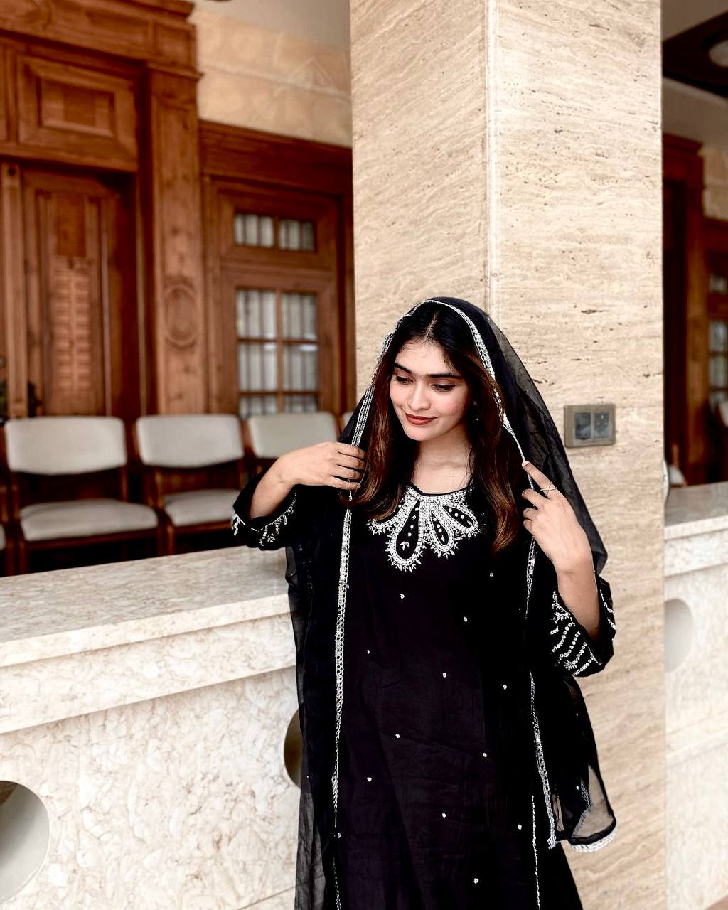 पार्टी वियर लुक डिज़ाइनर टॉप और बॉटम दुपट्टे के साथ