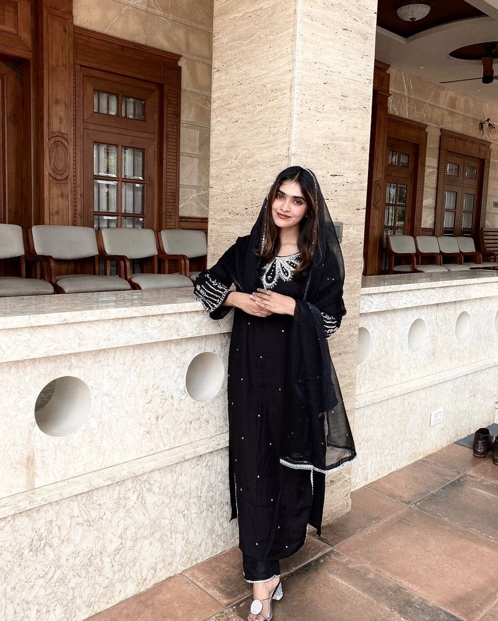 पार्टी वियर लुक डिज़ाइनर टॉप और बॉटम दुपट्टे के साथ