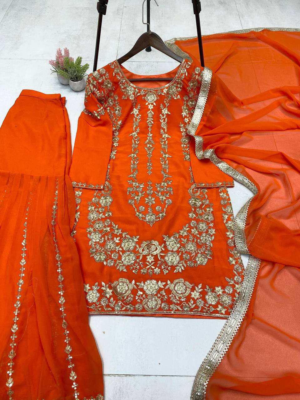 पार्टी वियर डिज़ाइनर टॉप और शरारा दुपट्टे के साथ