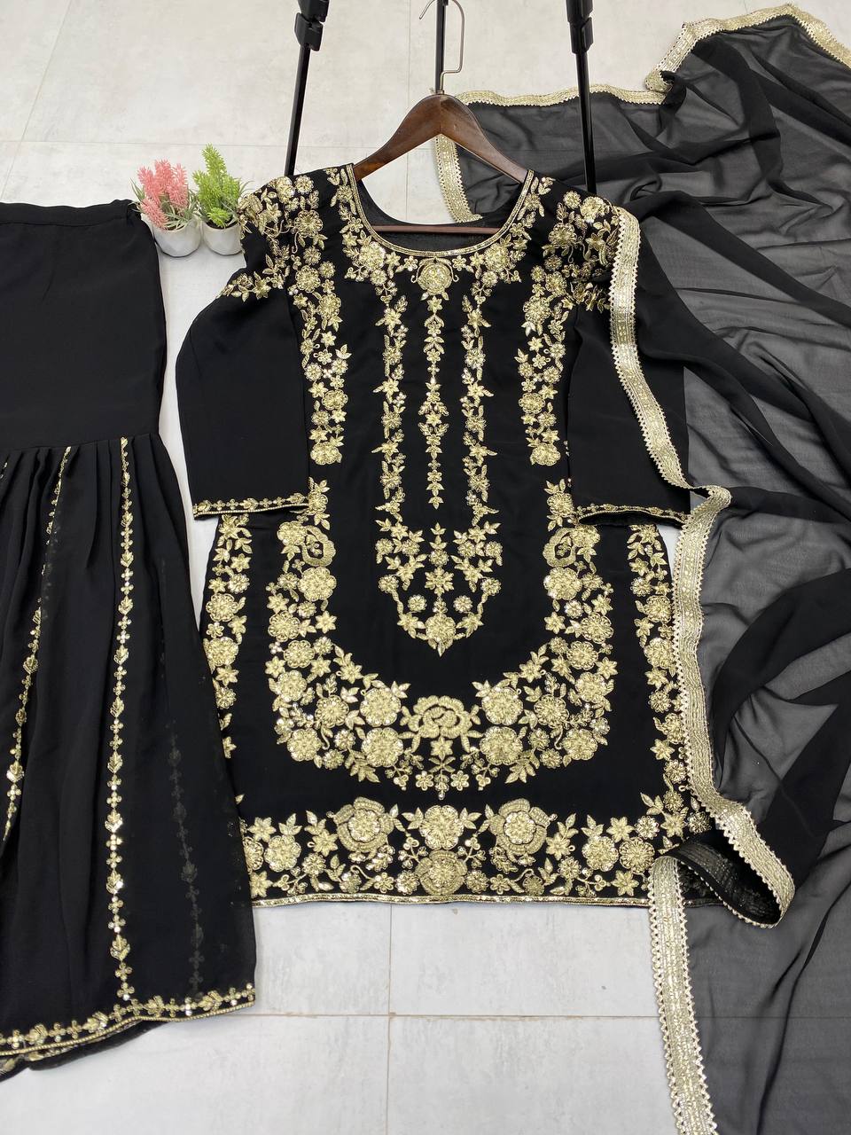 पार्टी वियर डिज़ाइनर टॉप और शरारा दुपट्टे के साथ