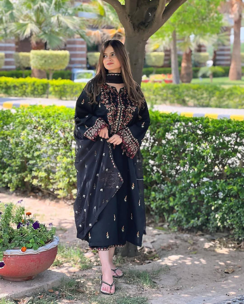 सेक्विन कढ़ाई वर्क के साथ पार्टी वियर लुक सूट सेट