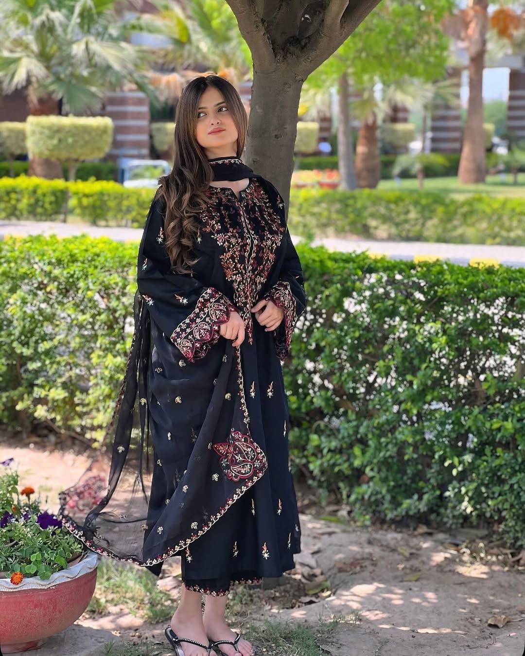 सेक्विन कढ़ाई वर्क के साथ पार्टी वियर लुक सूट सेट