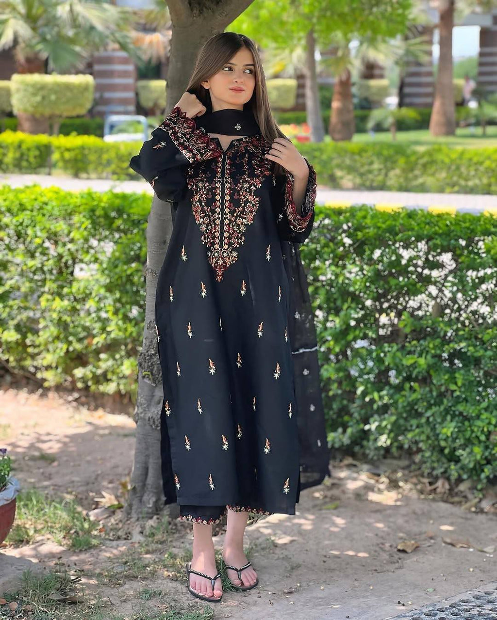 सेक्विन कढ़ाई वर्क के साथ पार्टी वियर लुक सूट सेट